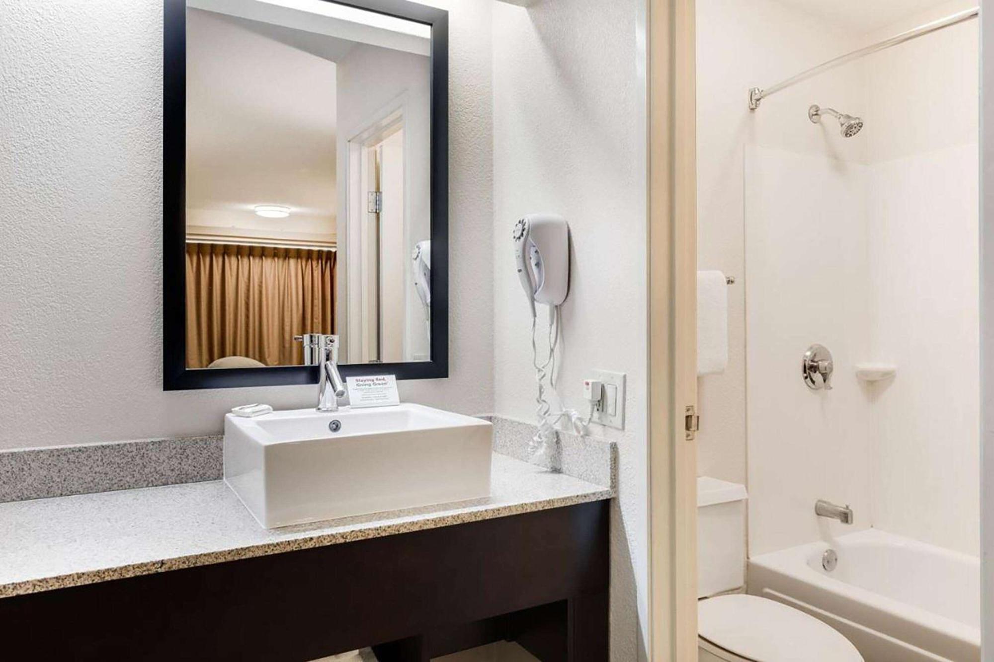 Super 8 By Wyndham Deerfield - Northbrook Ξενοδοχείο Εξωτερικό φωτογραφία