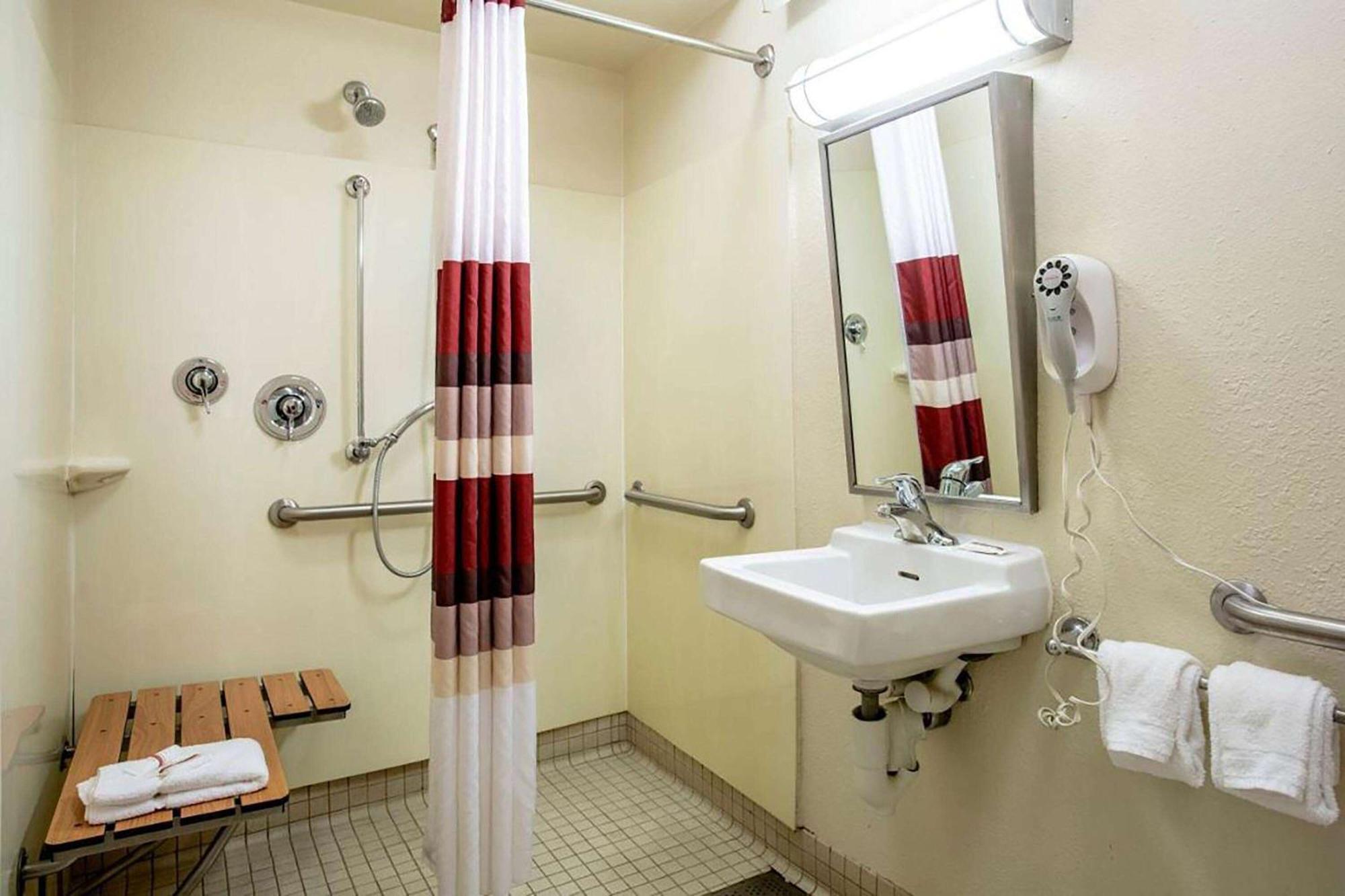 Super 8 By Wyndham Deerfield - Northbrook Ξενοδοχείο Εξωτερικό φωτογραφία